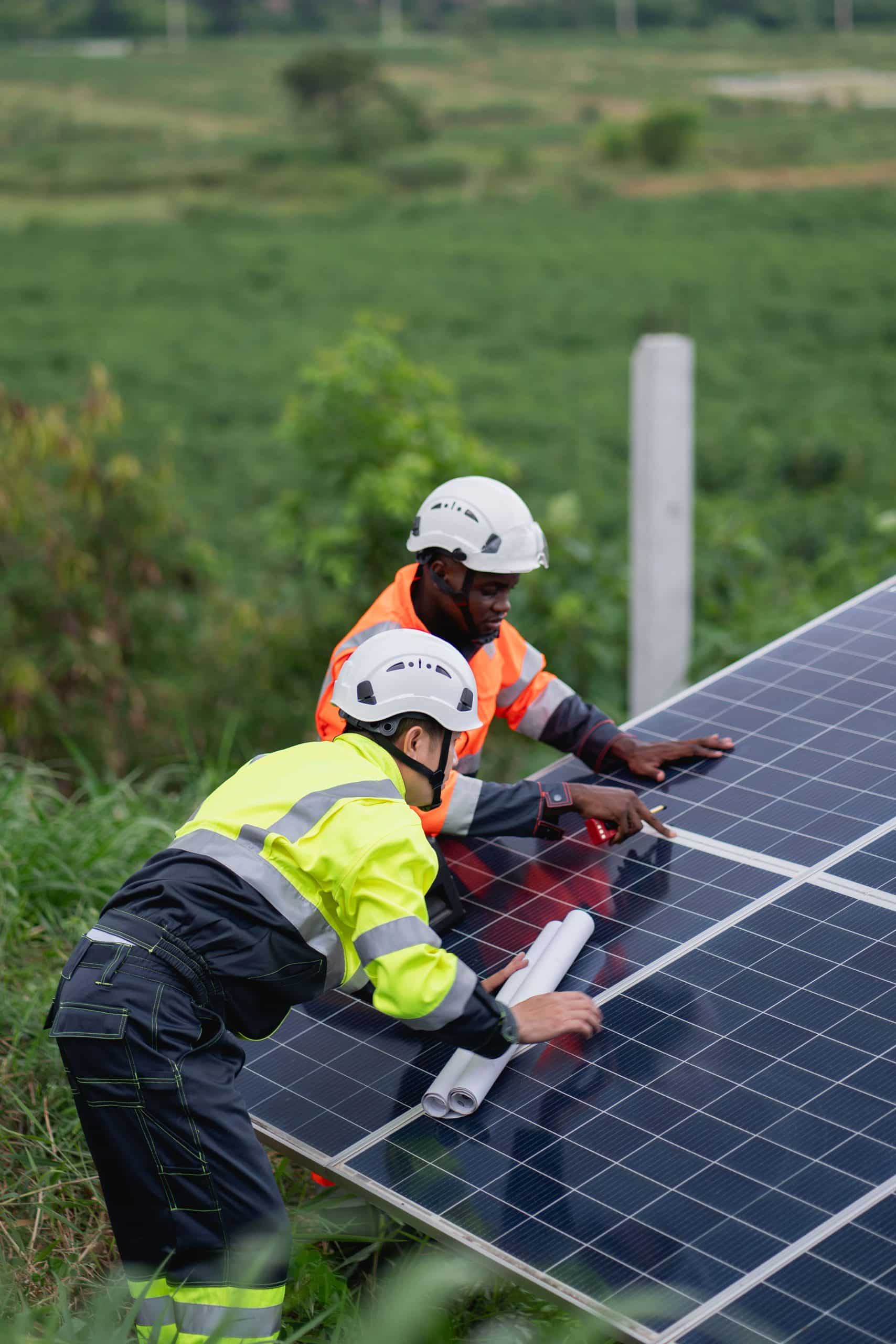 Techniciens HYDROALSACE en train d’installer et de contrôler des panneaux solaires sur site, spécialisés en installation photovoltaïque.