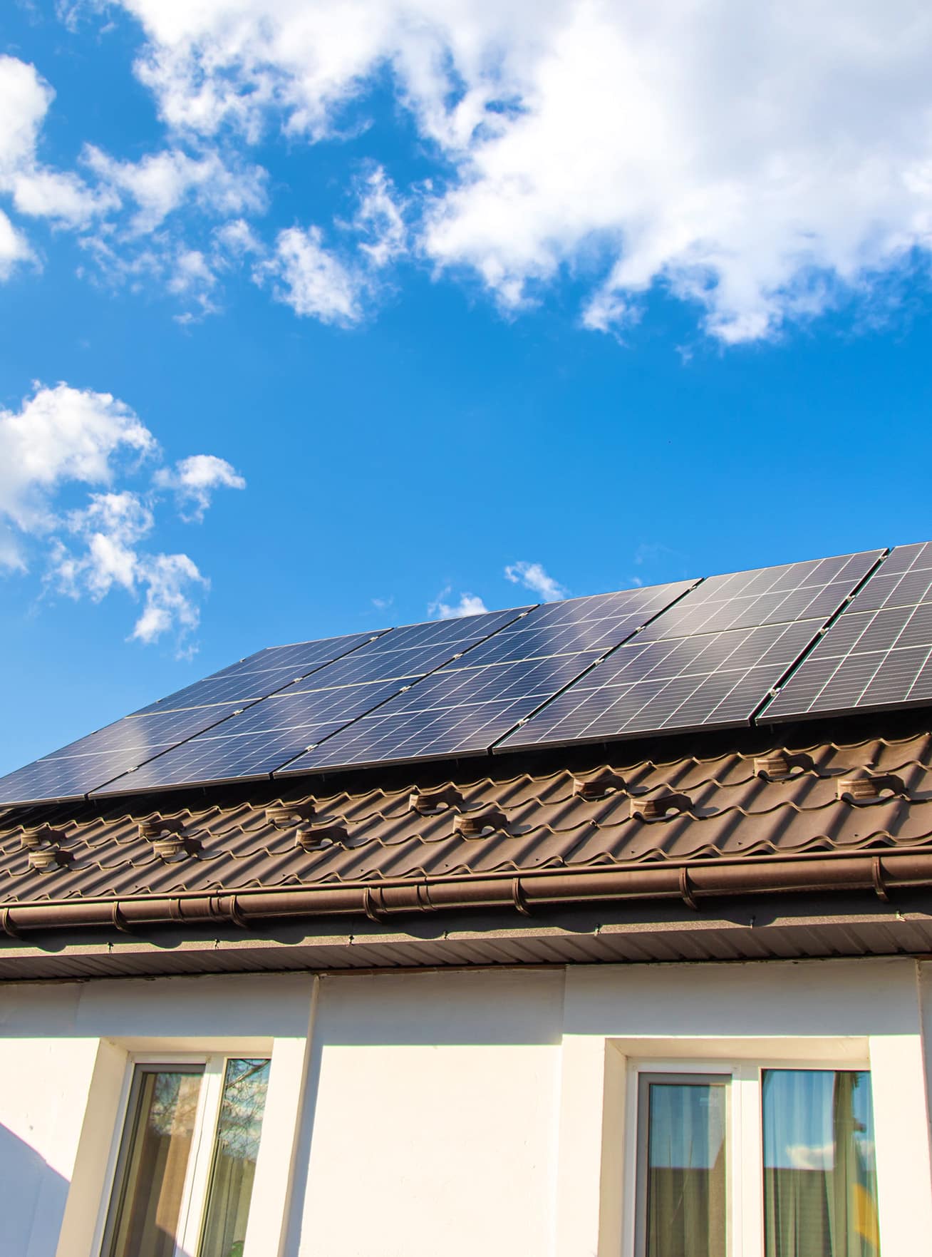 Installation photovoltaïque de Collectivités sur toiture, panneaux solaires produisant de l’énergie renouvelable